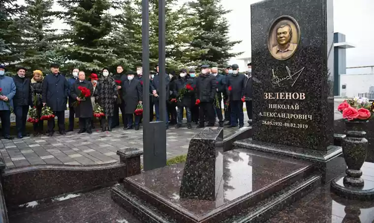 Асгат Сафаров открыл мемориал первому директору «Нижнекамскшины» Николаю Зеленову