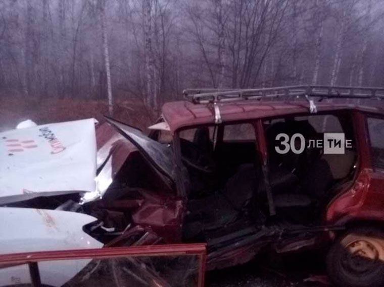На трассе в Татарстане погиб водитель легковушки с прицепом, врезавшись в такси