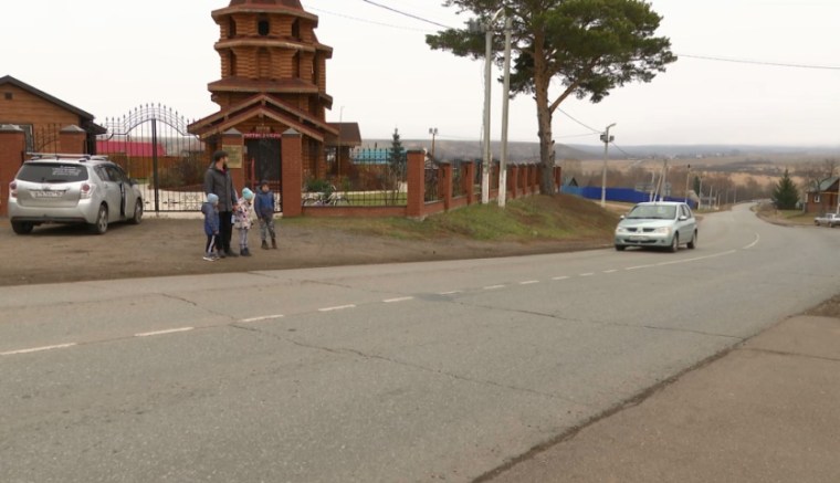 Жители деревни в Нижнекамского района жалуются, что на их оживлённой дороге нет ни одного пешеходного перехода