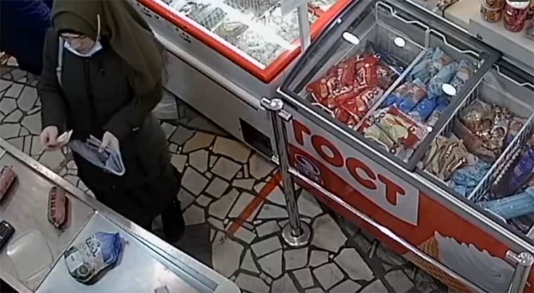 В Нижнекамске полиция ищет девушку, попавшую на камеры видеонаблюдения