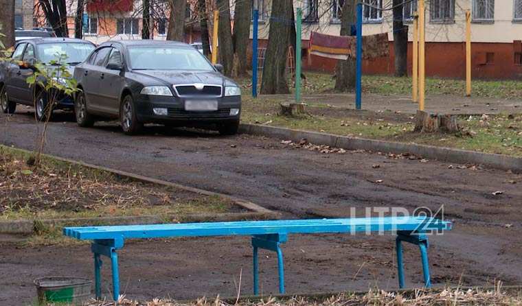 «Я не знаю, как вообще тут жить»: жильцы дома на пр.Химиков в Нижнекамске жалуются на покрытую грязью и ямами дорогу
