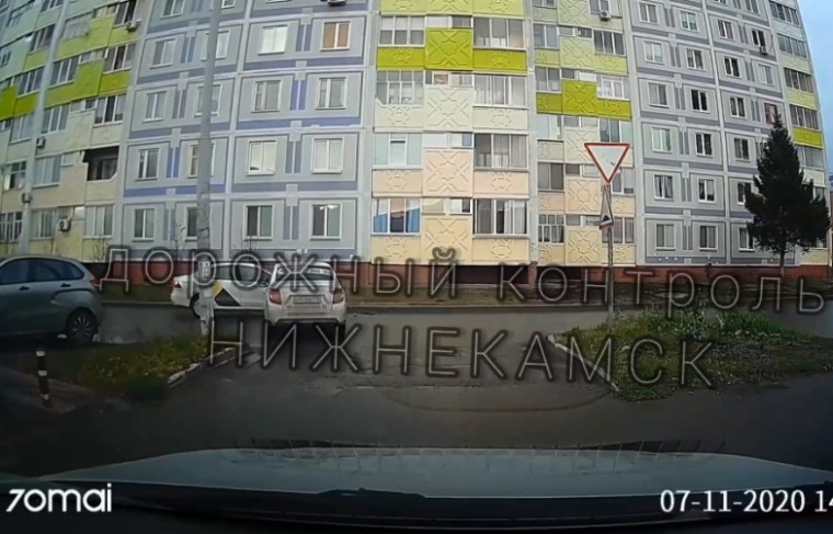 В Нижнекамске врезались друг в друга такси-конкуренты, ДТП попало на видео