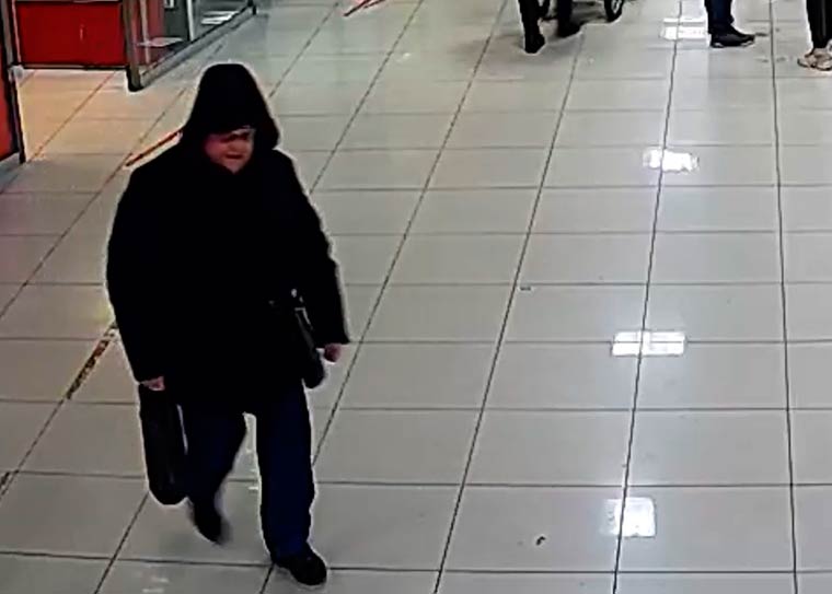 Полиция Нижнекамска ищет вора, который украл деньги у мужчины в торговом центре