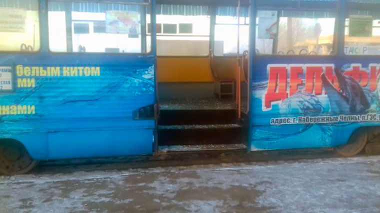В Нижнекамске автокран въехал в трамвай и снёс с него дверь