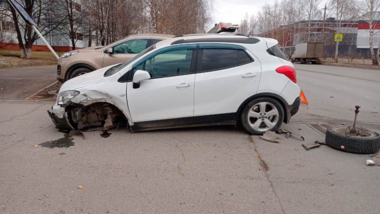 Вырванное колесо и погнутый дорожный знак: в Нижнекамске столкнулись две иномарки