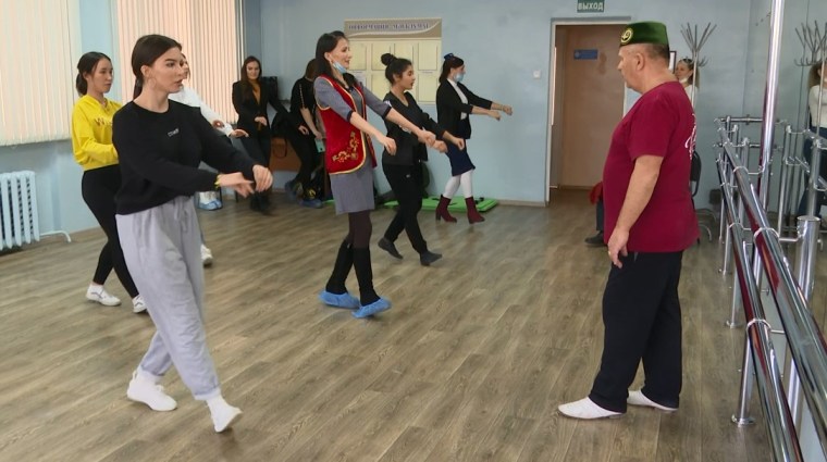 Нижнекамок научили танцевать татарские танцы и делать брошки