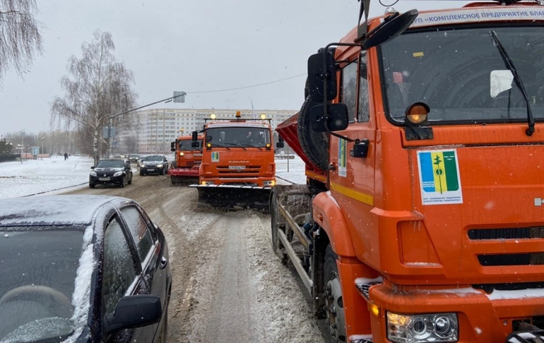 Нижнекамские коммунальщики расчищают дороги после первого снегопада в 2 смены