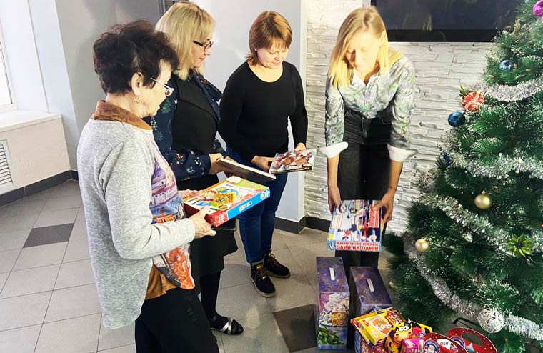 Журналисты НТР 24 положили под ёлку первые подарки для акции «Стань Дедом Морозом»