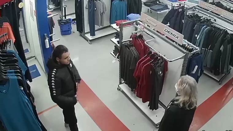 Полиция Нижнекамска разыскивает вора, обокравшего спортивный магазин
