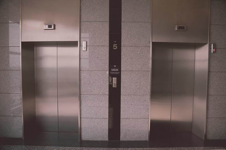 Житель России случайно поджёг себя в лифте и чудом выжил