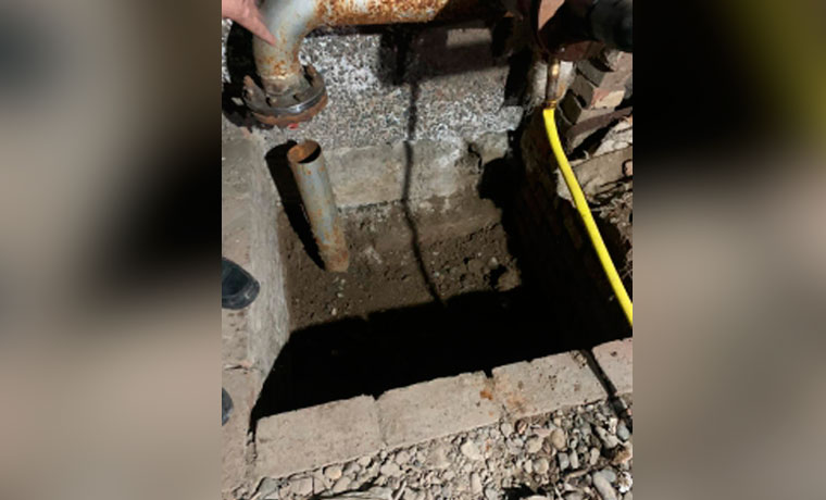 Коммунальщики нашли в подвале замурованные в бетон останки человека, шприцы и газету за 2013 год