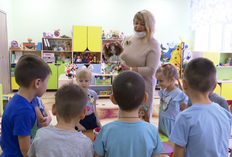 Воспитательница детсада в Нижнекамске занимается с детьми с помощью своих кукол ручной работы