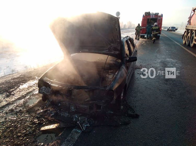Очевидцы сняли на видео горящую иномарку на трассе в Нижнекамском районе