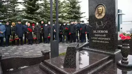 Асгат Сафаров открыл мемориал первому директору «Нижнекамскшины» Николаю Зеленову