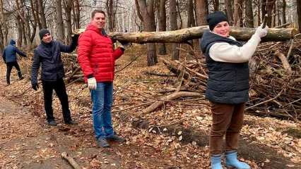 В нижнекамском парке «Семья» собрали 8 тележек мусора и веток