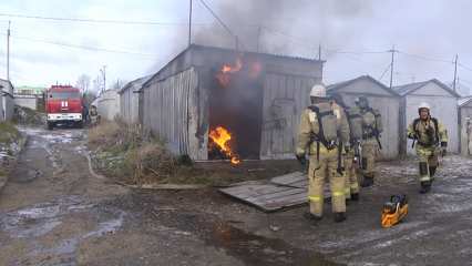 В Нижнекамске сгорел гараж
