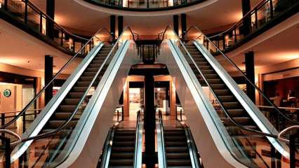 В России подросток попался в воровстве и спрыгнул с третьего этажа в торговом центре