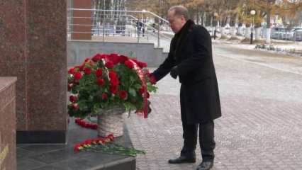 Мэр Нижнекамска возложил цветы к памятникам Николая Лемаева и Евгения Королёва