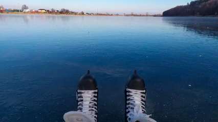 Нижнекамцы начали рыбачить и кататься на коньках по замерзшим водоёмам