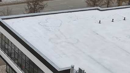 На крыше торгового центра в Нижнекамске нарисовали половой орган (наверное, в поддержку Дзюбы)