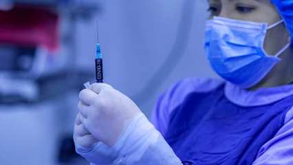 Испытавшие вакцину от коронавируса россияне рассказали о «побочках»