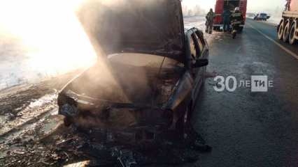 Очевидцы сняли на видео горящую иномарку на трассе в Нижнекамском районе