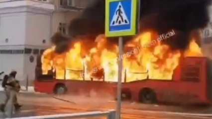 В центре Казани сгорел автобус, очевидцы сняли пожар на видео