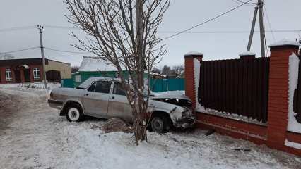 В центре Камского Устья машина врезалась в кирпичный забор