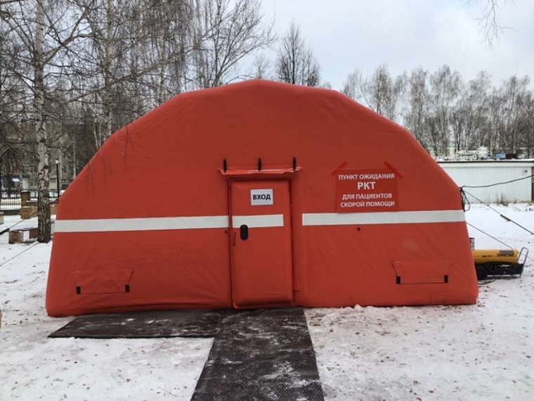 В Нижнекамске возле больницы установили палатку для стоящих в очереди