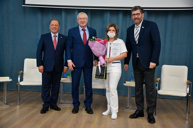 Депутат Олег Морозов подарил нижнекамской больнице сертификат на 200 тыс рублей
