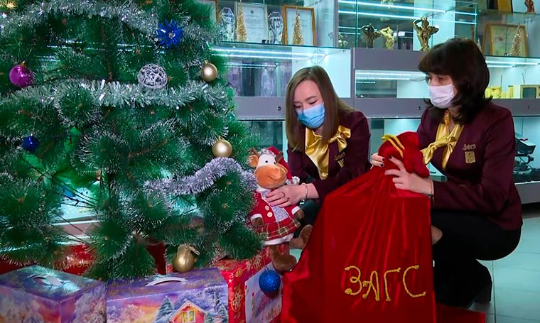 Работники нижнекамского ЗАГС принесли подарки для акции «Стань Дедом Морозом»