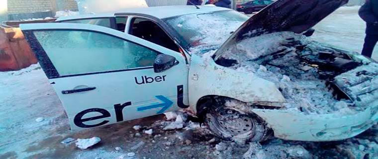 В Татарстане потушили горящее такси снегом
