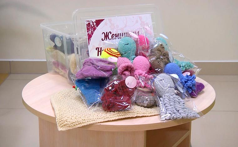 Детской больнице Нижнекамска передали вещи, связанные в рамках акции «28 петель»