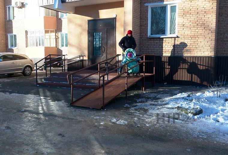 После вмешательства мэра Нижнекамска, жильцам дома установили нормальный пандус