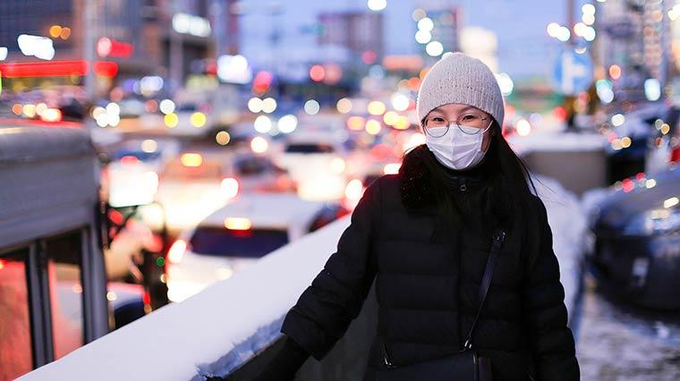 Врачи не рекомендуют жителям России носить маску в мороз