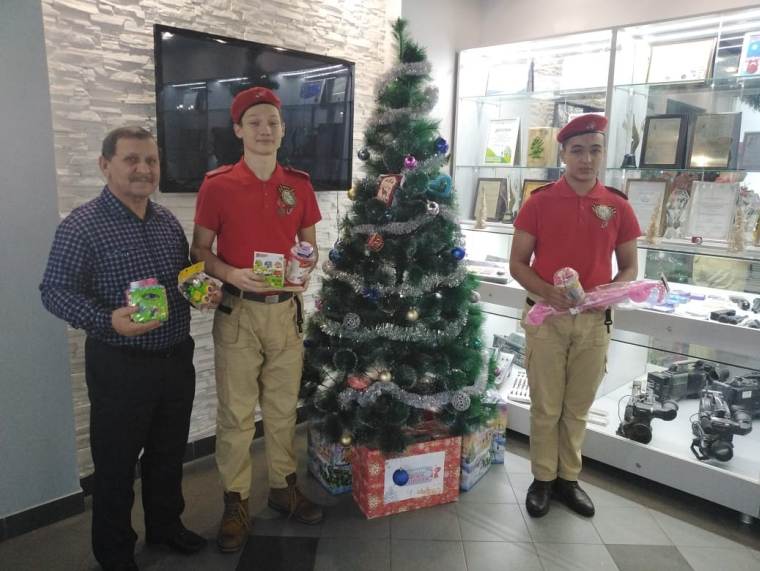 Нижнекамские юнармейцы принесли новогодние подарки для акции «Стань Дедом Морозом!»