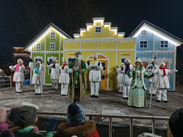 В Нижнекамске открыли первую новогоднюю ёлку