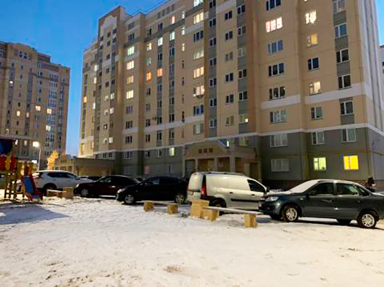 «Зимняя парковка»: нижнекамец с ул. Табеева пожаловался на машины у детской площадки