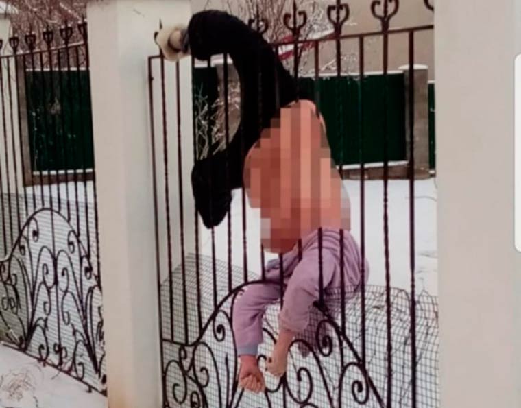 В Башкирии женщина застряла в заборе и замёрзла насмерть