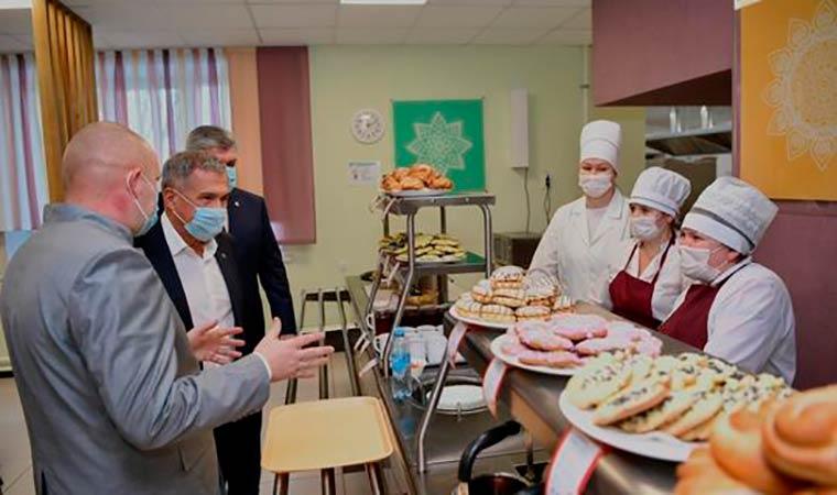 Президент Татарстана попробовал школьный обед в Набережных челнах
