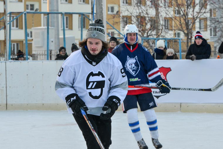Нижнекамцы сыграли в хоккей с обладателем Кубка Стэнли Михаилом Сергачевым