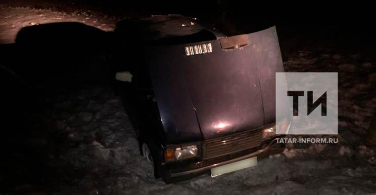 В Татарстане водитель получил травмы, после того как улетел в кювет