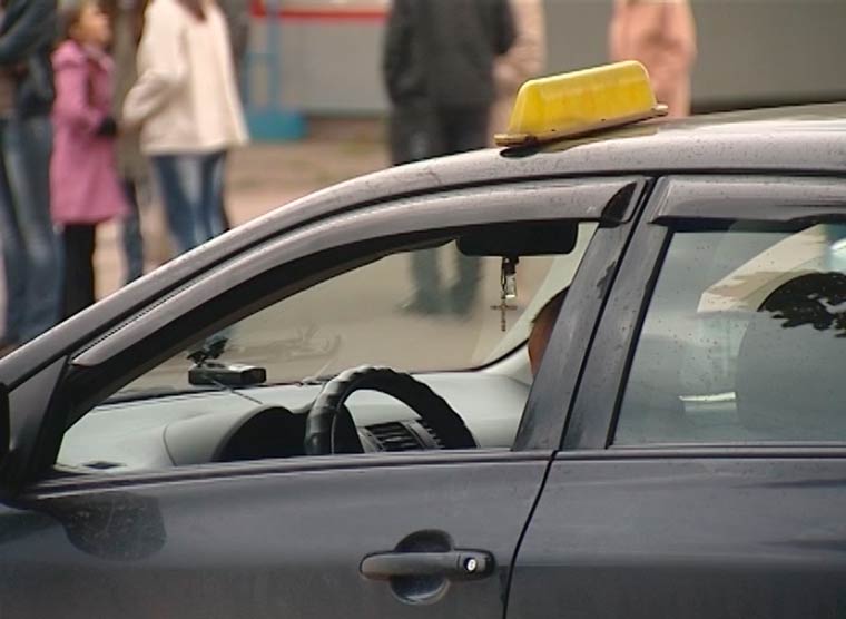 Таксист с ножевым ранением довёз пассажирок, после чего потерял сознание