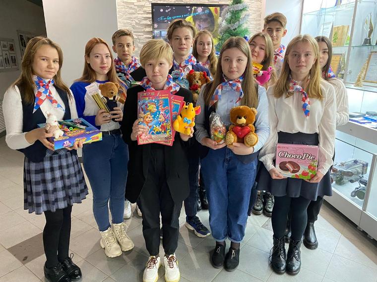 Юные нижнекамцы из Российского движения школьников приняли участие в акции «Стань Дедом Морозом!»