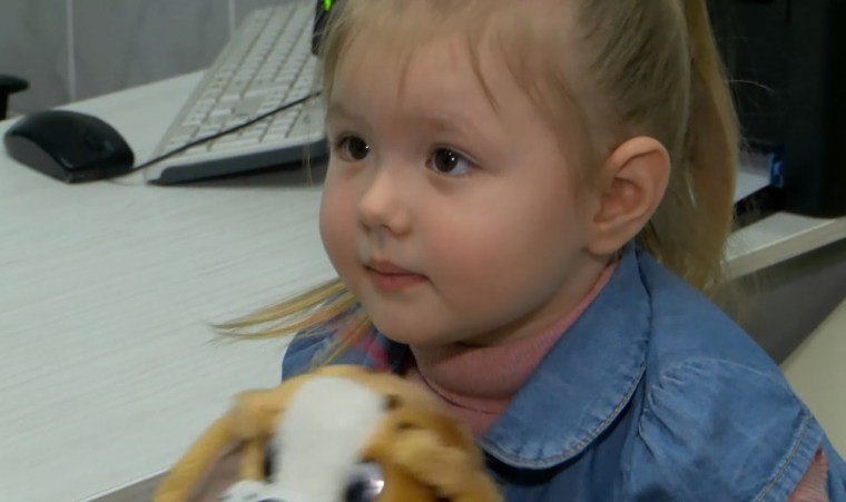 Плачет по ночам от боли: трёхлетней Делле нужна дорогая операция от косолапости