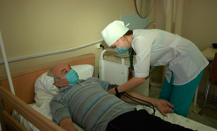 Студенты Нижнекамского медколледжа помогают врачам в больницах