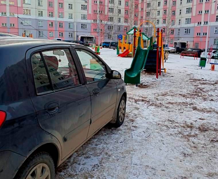 В Нижнекамске оштрафовали водителей, паркующихся на детской площадке