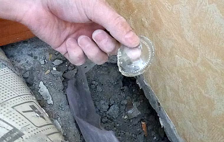 В Нижнекамске семья решила утеплить полы, и нашла сюрпризы от строителей
