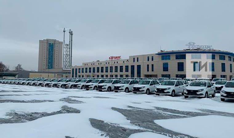 Президент Татарстана передал новые автомобили в сельские больницы