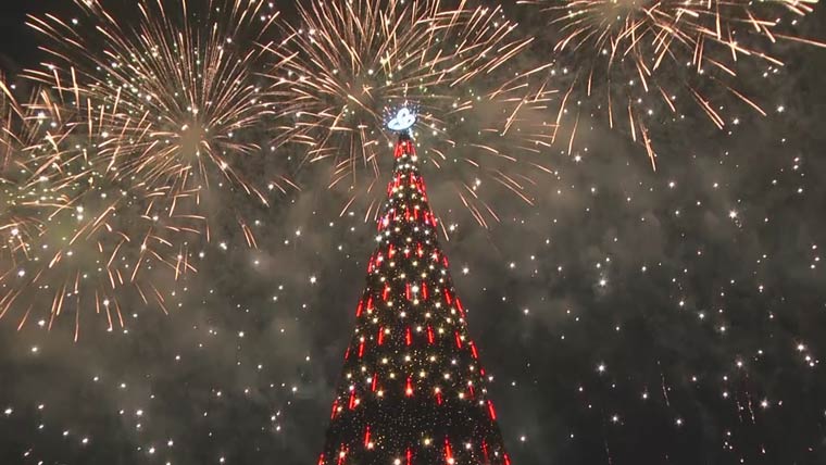 Новогоднюю елку в парке «Нефтехимиков» открыли мультперсонажи